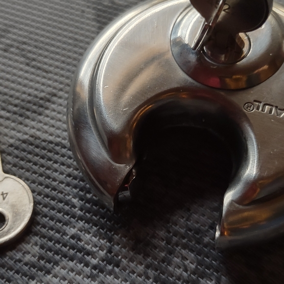 Storage lock with two keys - Picture 4 of 5